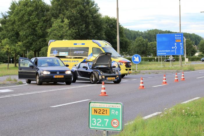 Twee auto's botsen na keeractie