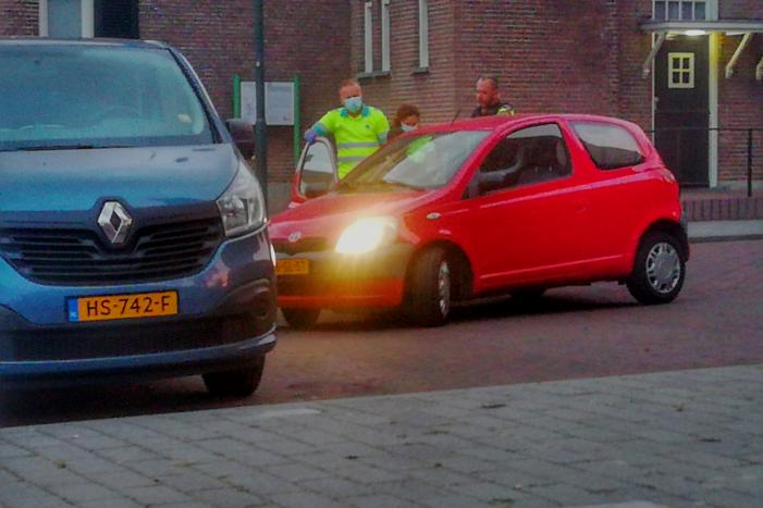 Bebloede man in auto aangetroffen