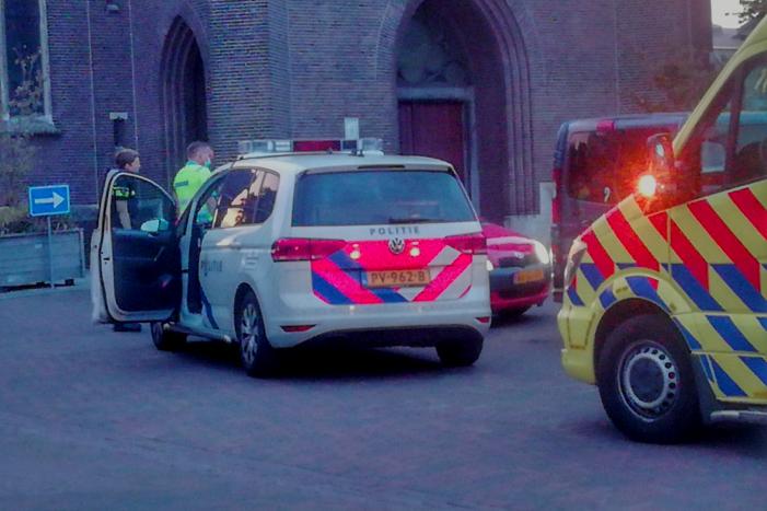 Bebloede man in auto aangetroffen