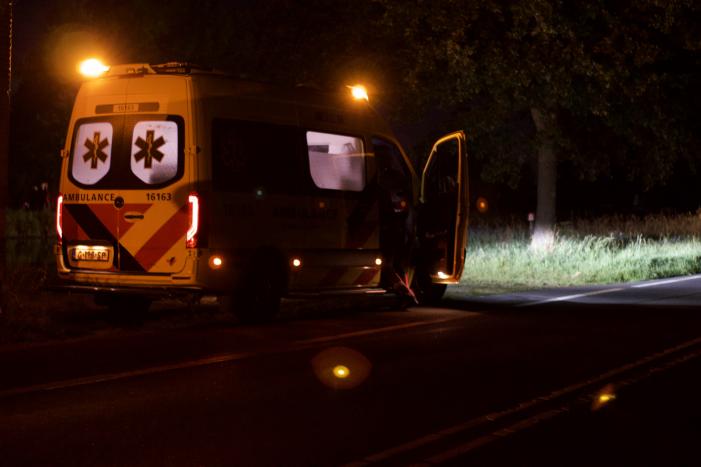 Auto raakt van de weg belandt in Aarkanaal