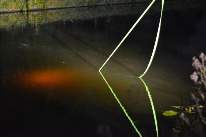 Auto raakt van de weg belandt in Aarkanaal