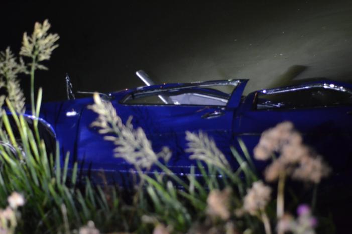 Auto raakt van de weg belandt in Aarkanaal