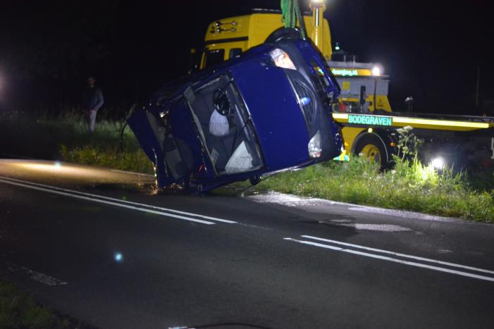 Auto raakt van de weg belandt in Aarkanaal