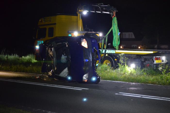 Auto raakt van de weg belandt in Aarkanaal