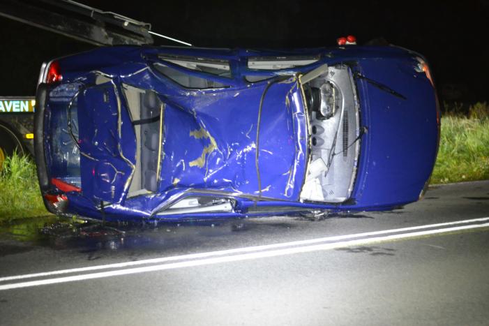 Auto raakt van de weg belandt in Aarkanaal