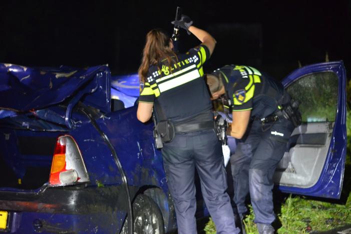 Auto raakt van de weg belandt in Aarkanaal