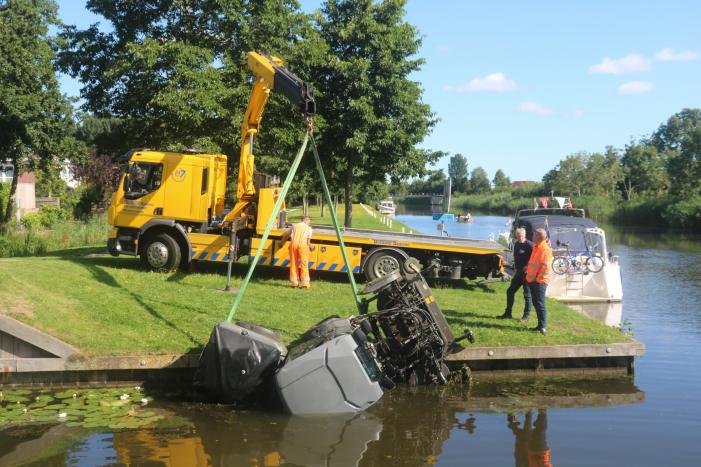 Man rijdt met grasmaaier de sloot in