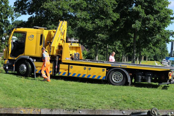 Man rijdt met grasmaaier de sloot in