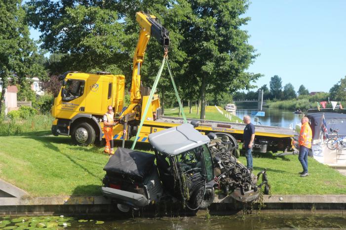 Man rijdt met grasmaaier de sloot in