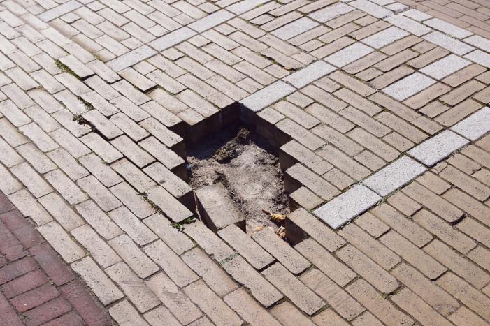 Weggehaalde stenen zorgen voor gevaarlijke situatie