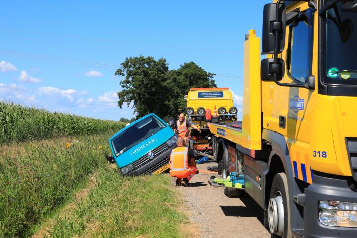 Bestelbus belandt in droge sloot