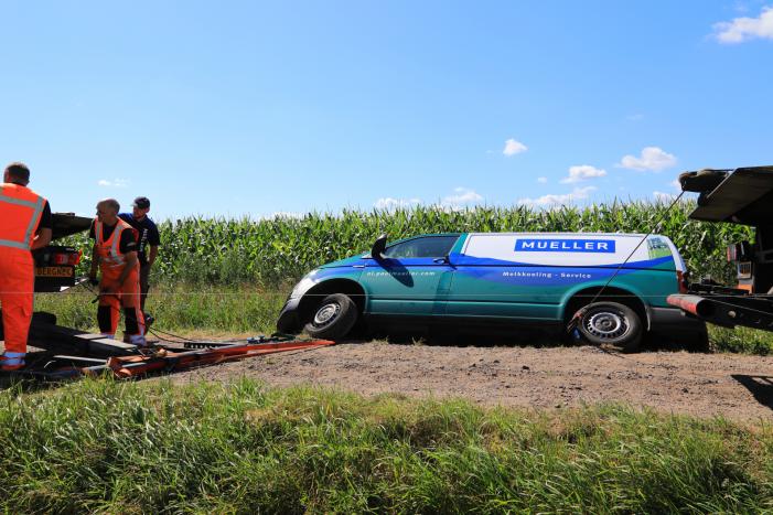 Bestelbus belandt in droge sloot