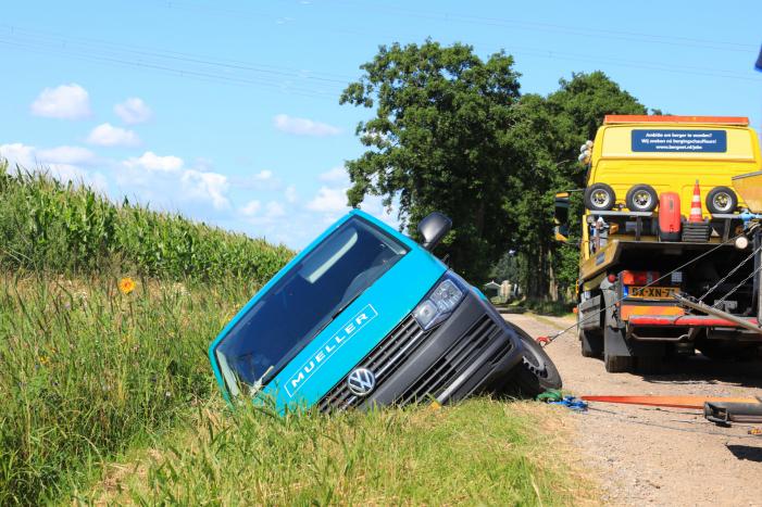 Bestelbus belandt in droge sloot