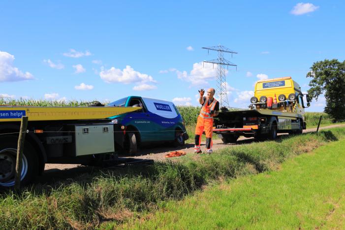 Bestelbus belandt in droge sloot