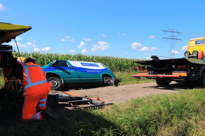 Bestelbus belandt in droge sloot