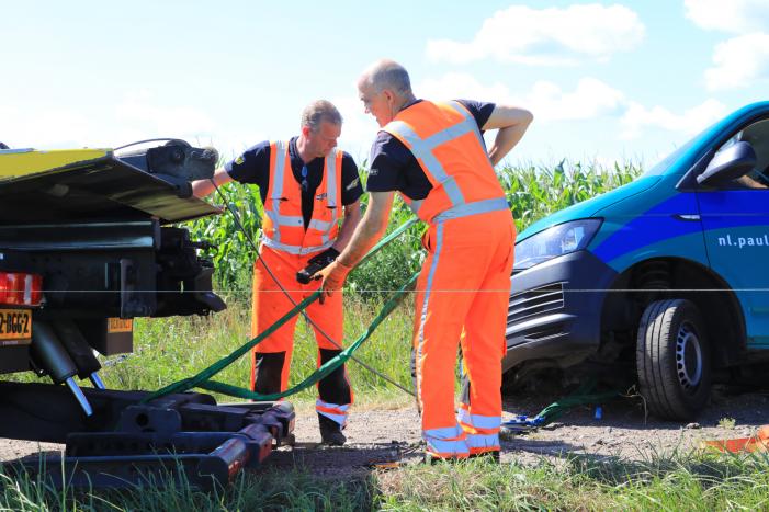 Bestelbus belandt in droge sloot