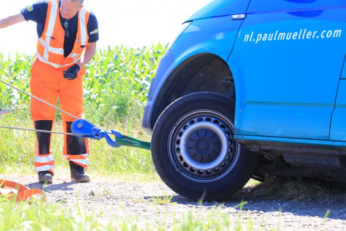 Bestelbus belandt in droge sloot