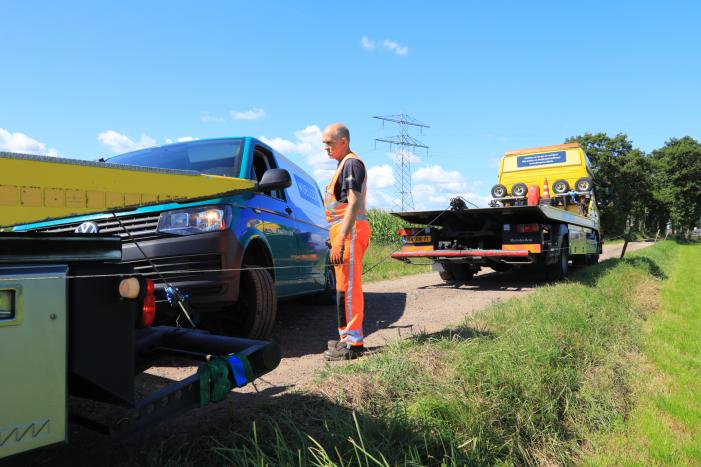 Bestelbus belandt in droge sloot