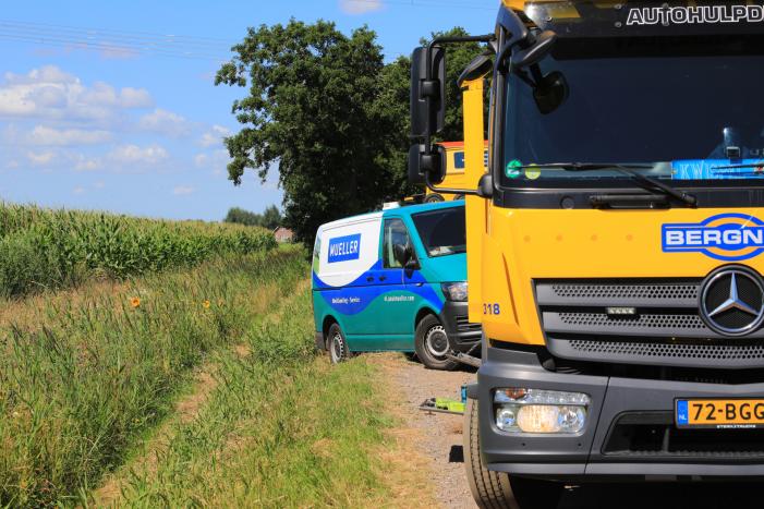 Bestelbus belandt in droge sloot