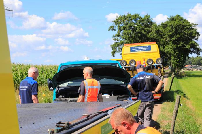 Bestelbus belandt in droge sloot