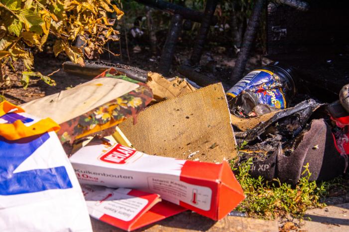 Gedumpte huisraad in brand gestoken