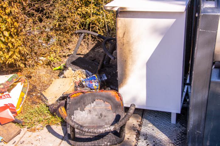 Gedumpte huisraad in brand gestoken