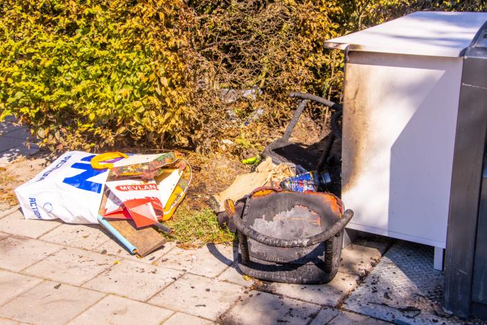 Gedumpte huisraad in brand gestoken