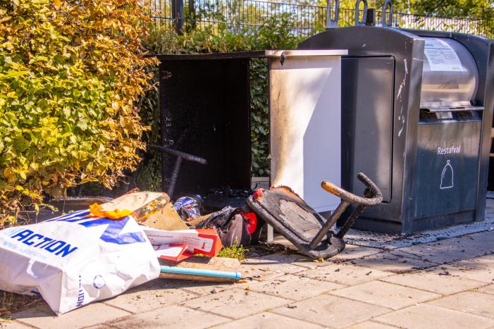 Gedumpte huisraad in brand gestoken