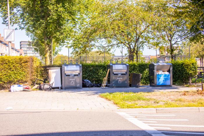 Gedumpte huisraad in brand gestoken