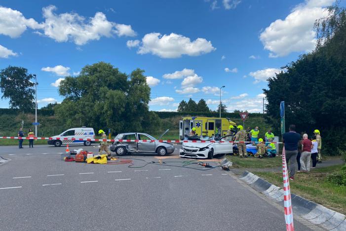 Inzittenden bekneld bij aanrijding op kruising