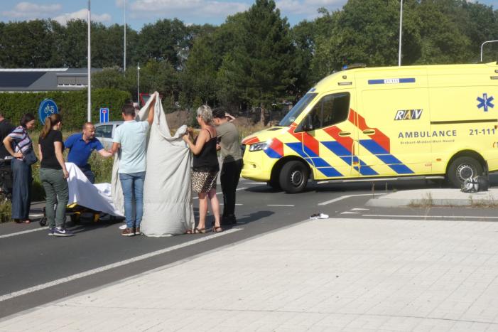 Overstekende e-biker aangereden door auto