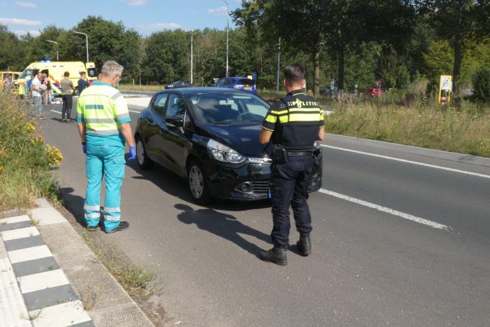 Overstekende e-biker aangereden door auto
