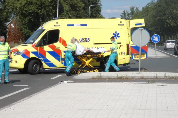 Overstekende e-biker aangereden door auto