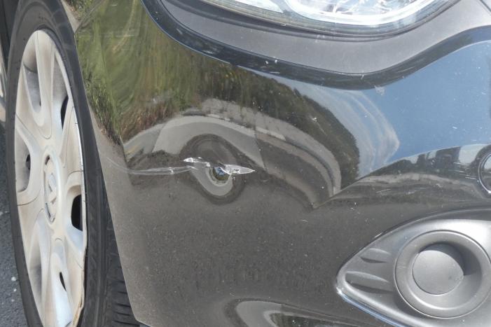 Overstekende e-biker aangereden door auto