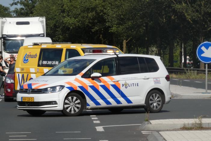 Overstekende e-biker aangereden door auto