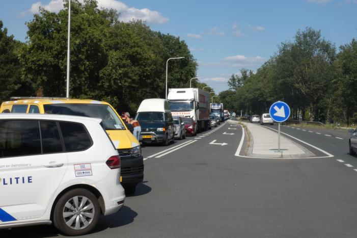 Overstekende e-biker aangereden door auto