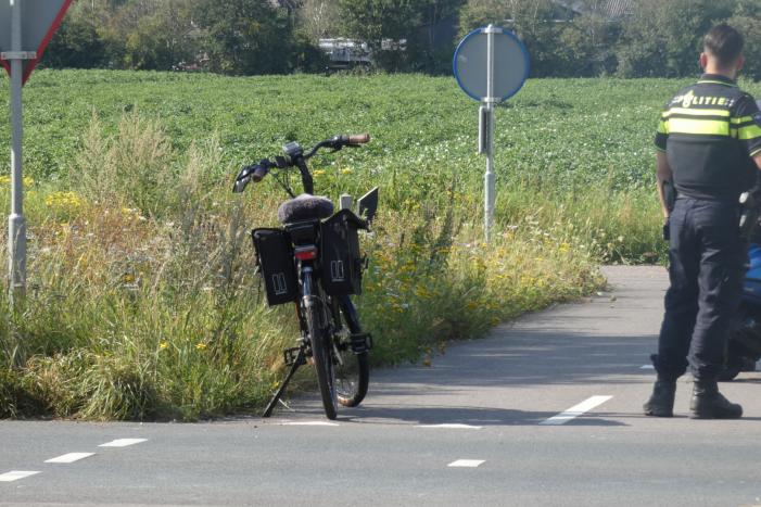 Overstekende e-biker aangereden door auto