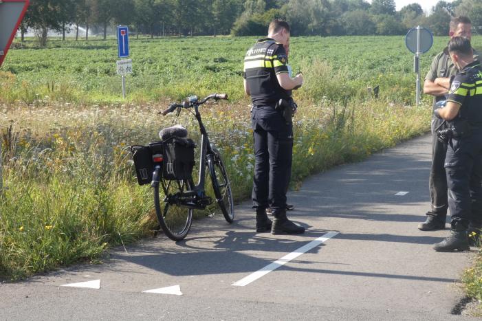 Overstekende e-biker aangereden door auto