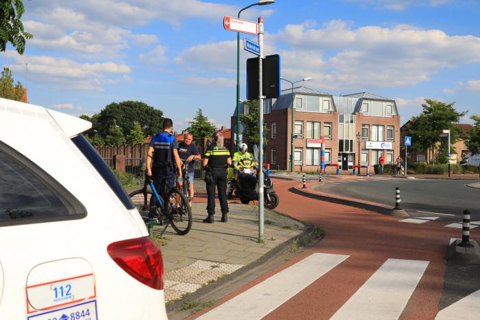 Scooterrijder slaat op de vlucht na verkeersongeval