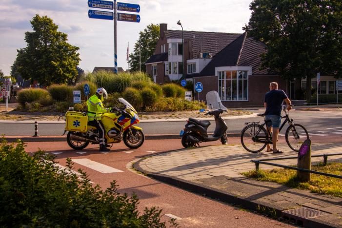Scooterrijder slaat op de vlucht na verkeersongeval