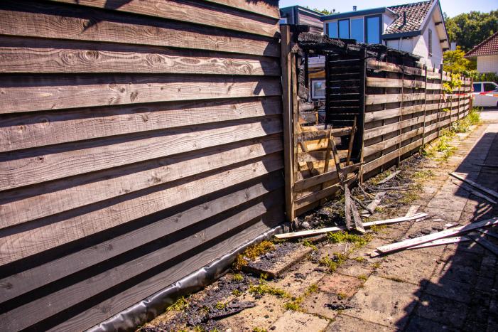 Twee schuren en een hondenkennel in brand