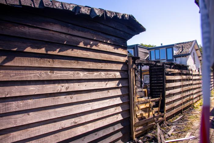 Twee schuren en een hondenkennel in brand