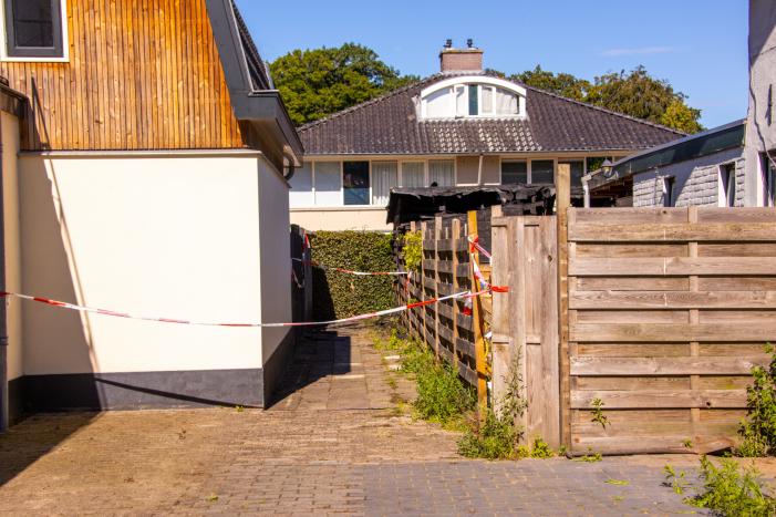 Twee schuren en een hondenkennel in brand