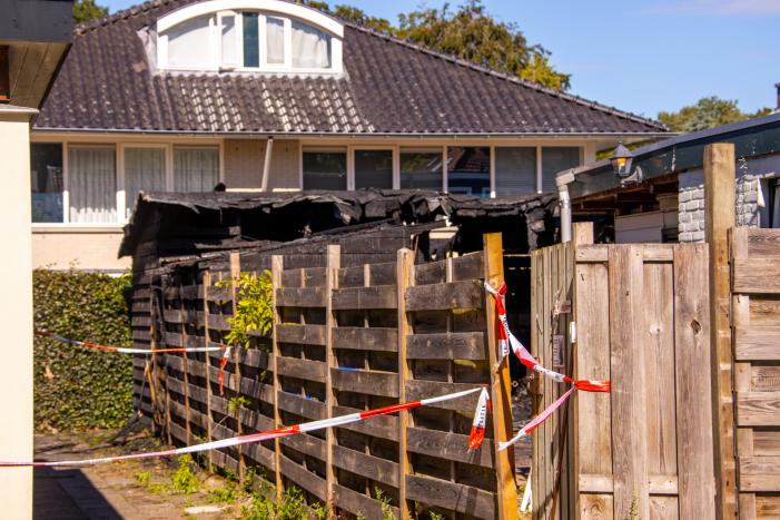 Twee schuren en een hondenkennel in brand