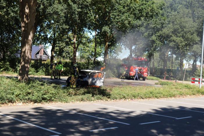 Auto volledig verwoest door brand