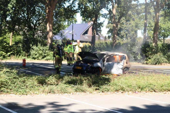 Auto volledig verwoest door brand