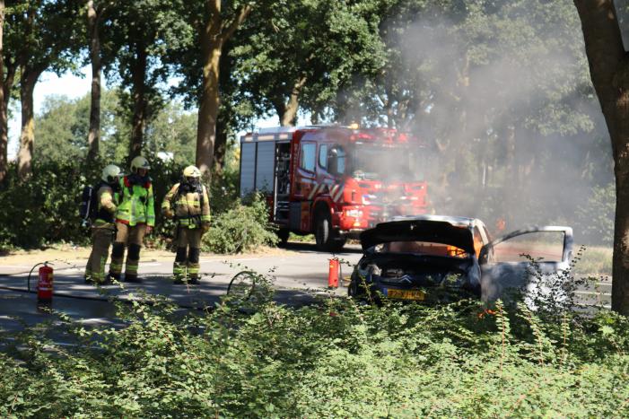 Auto volledig verwoest door brand