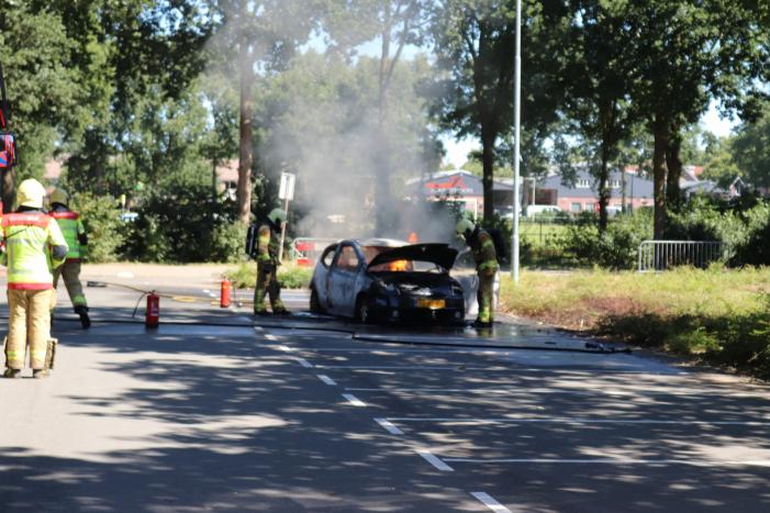 Auto volledig verwoest door brand