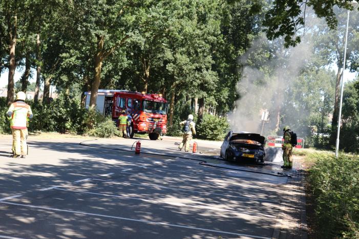 Auto volledig verwoest door brand