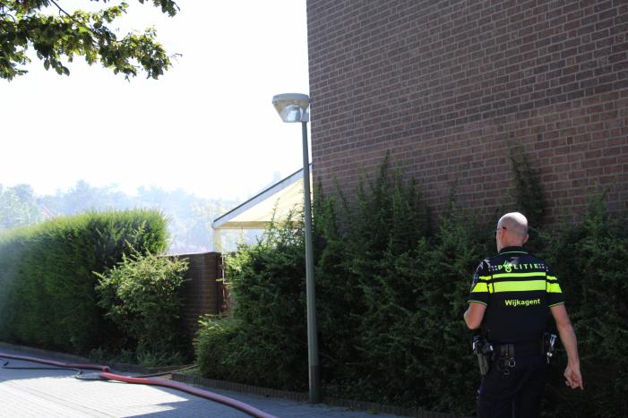Veel rook en schade bij brand in achtertuin